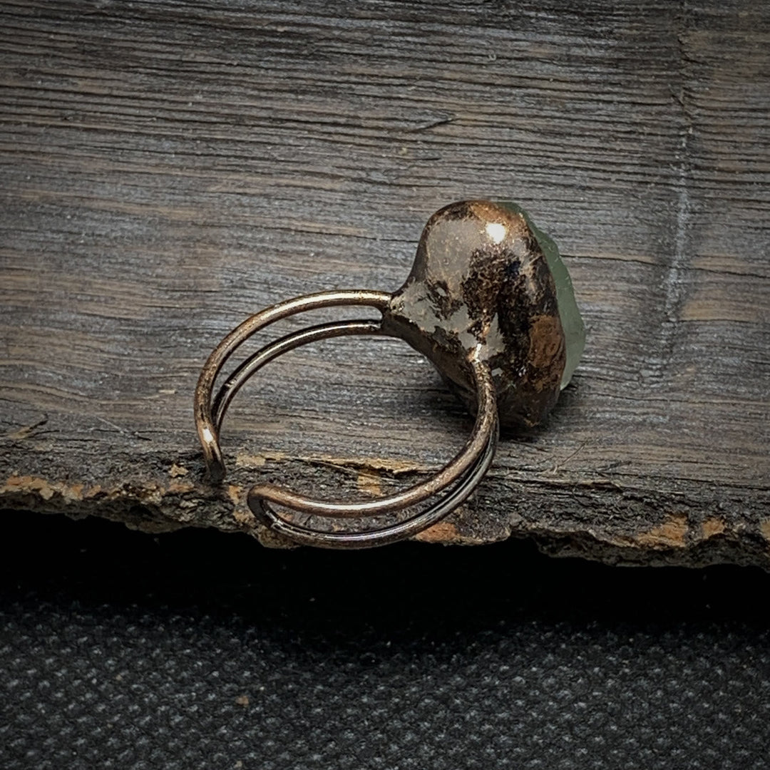 Persönlicher Damenring mit verstellbarem Rohstein. Naturstein Geburtsstein Schmuck.