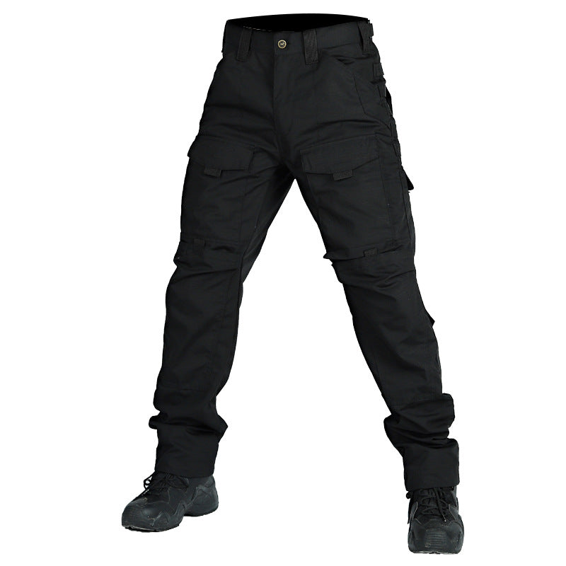 Mann trägt bequeme Herren Cargohose beim Wandern. Perfekte Funktionshose für Outdoor-Abenteuer und Sport.