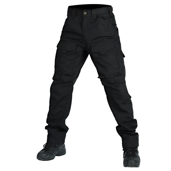 Mann trägt bequeme Herren Cargohose beim Wandern. Perfekte Funktionshose für Outdoor-Abenteuer und Sport.
