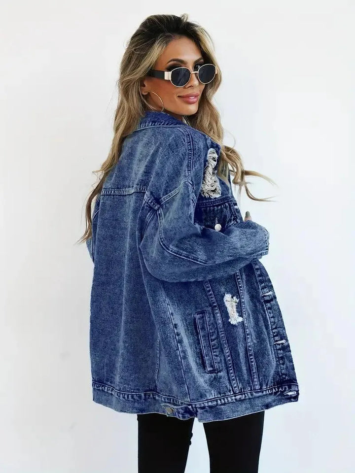 Stylische Oversized Jeansjacke mit Kapuze für Damen, gefüttert, wetterfest & bequem. Herbst-Look.