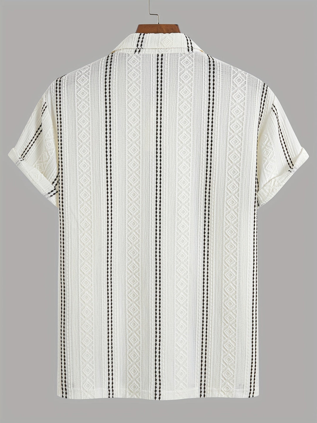 Herren Poloshirt mit modernem Streifen-Design, ideal für stilvolle Freizeitlooks im Sommer.
