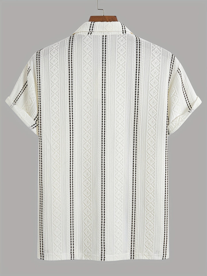 Herren Poloshirt mit modernem Streifen-Design, ideal für stilvolle Freizeitlooks im Sommer.