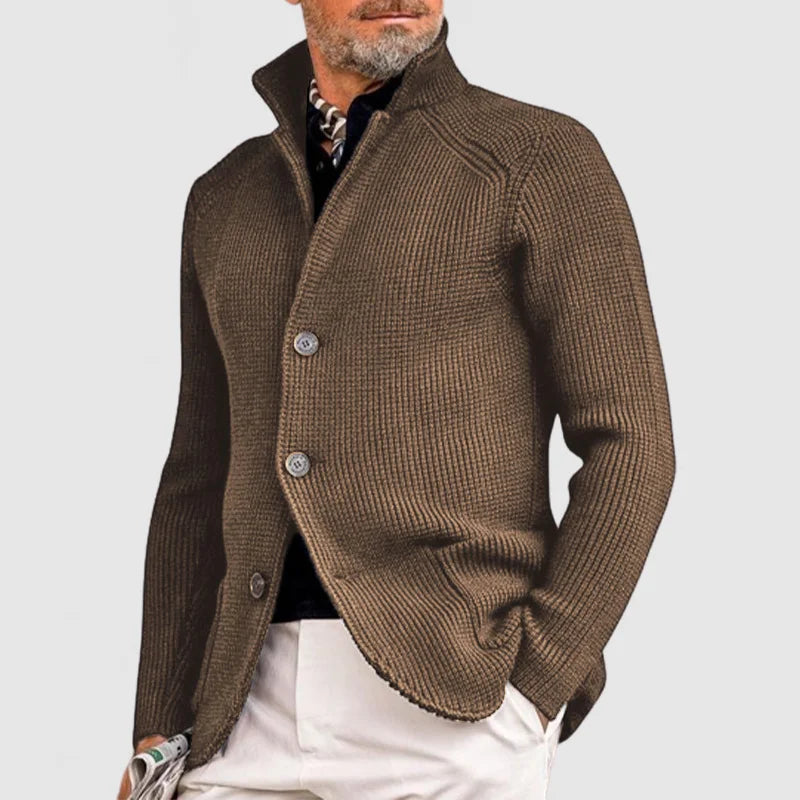Komfortable Herren-Strickjacke mit Stehkragen, Knopfleiste; ideal für stilvolle Herbst-Outfits.