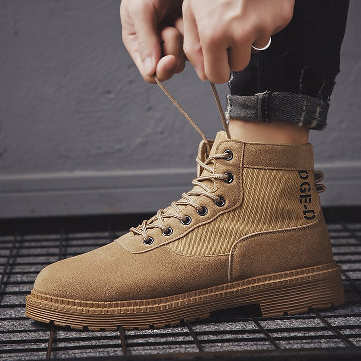 Robuste Herren Schnürboots, schwarz, mit bequemer runder Zehe und strapazierfähiger Outdoor-Sohle.