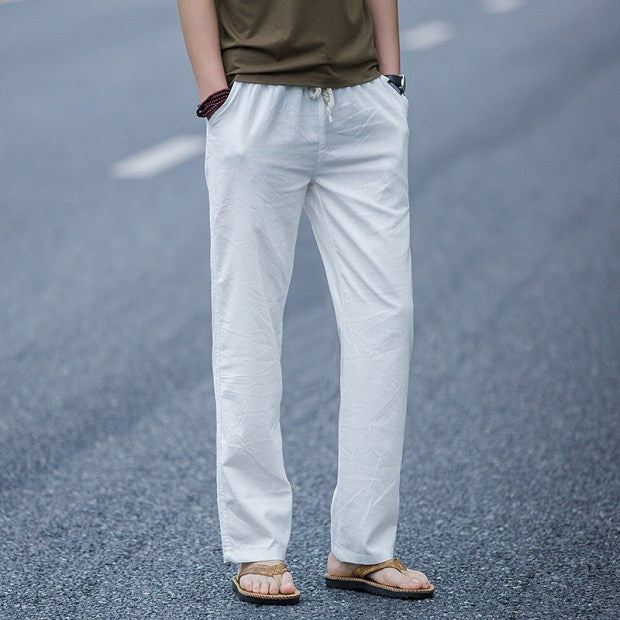 Nahaufnahme der atmungsaktiven Leinenstil-Herrenhose, Stofftextur für maximalen Komfort.