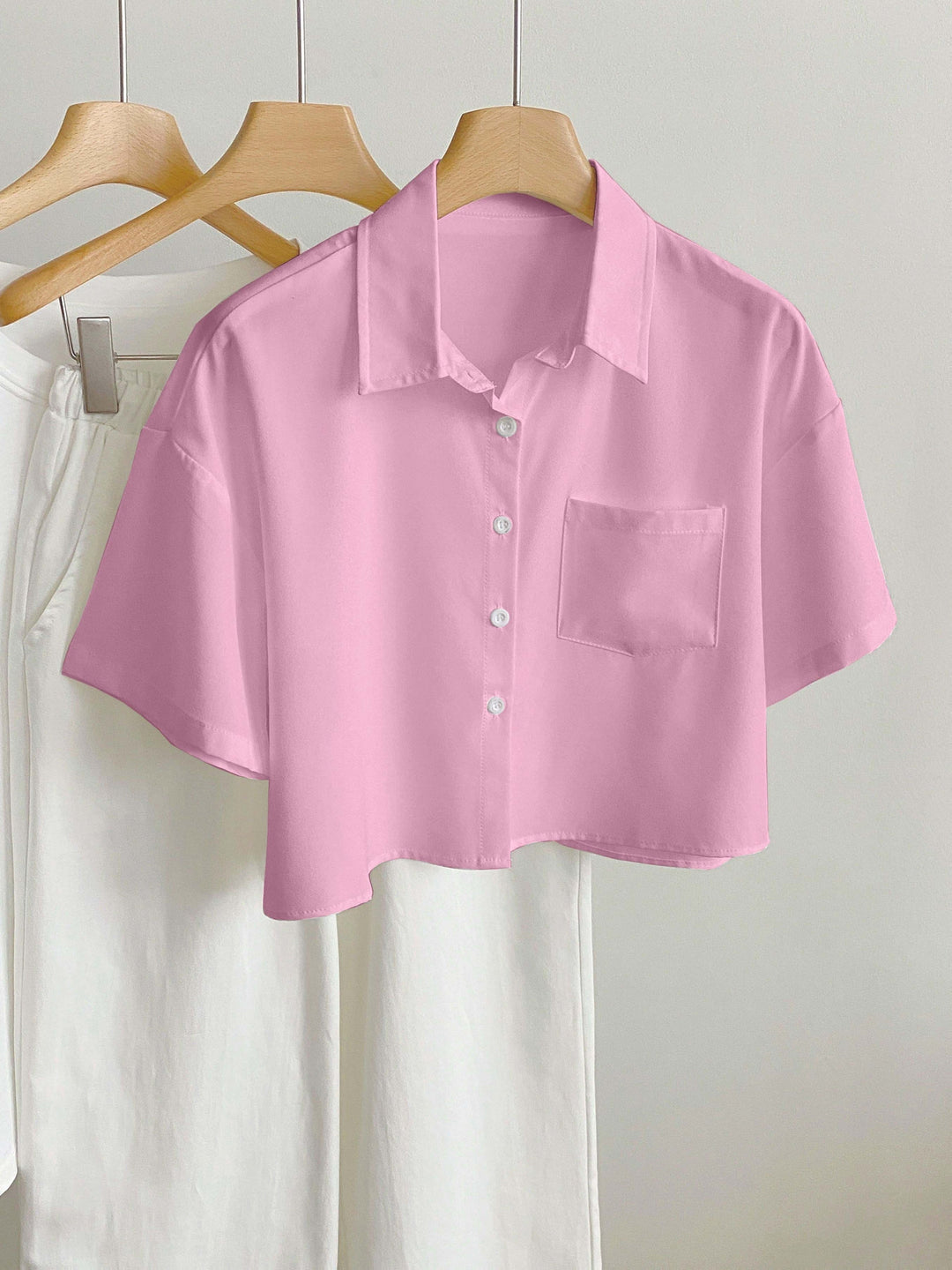 Sommerliche Cropped Damenbluse, kurzärmlig, ein Must-have für Casual Outfits.