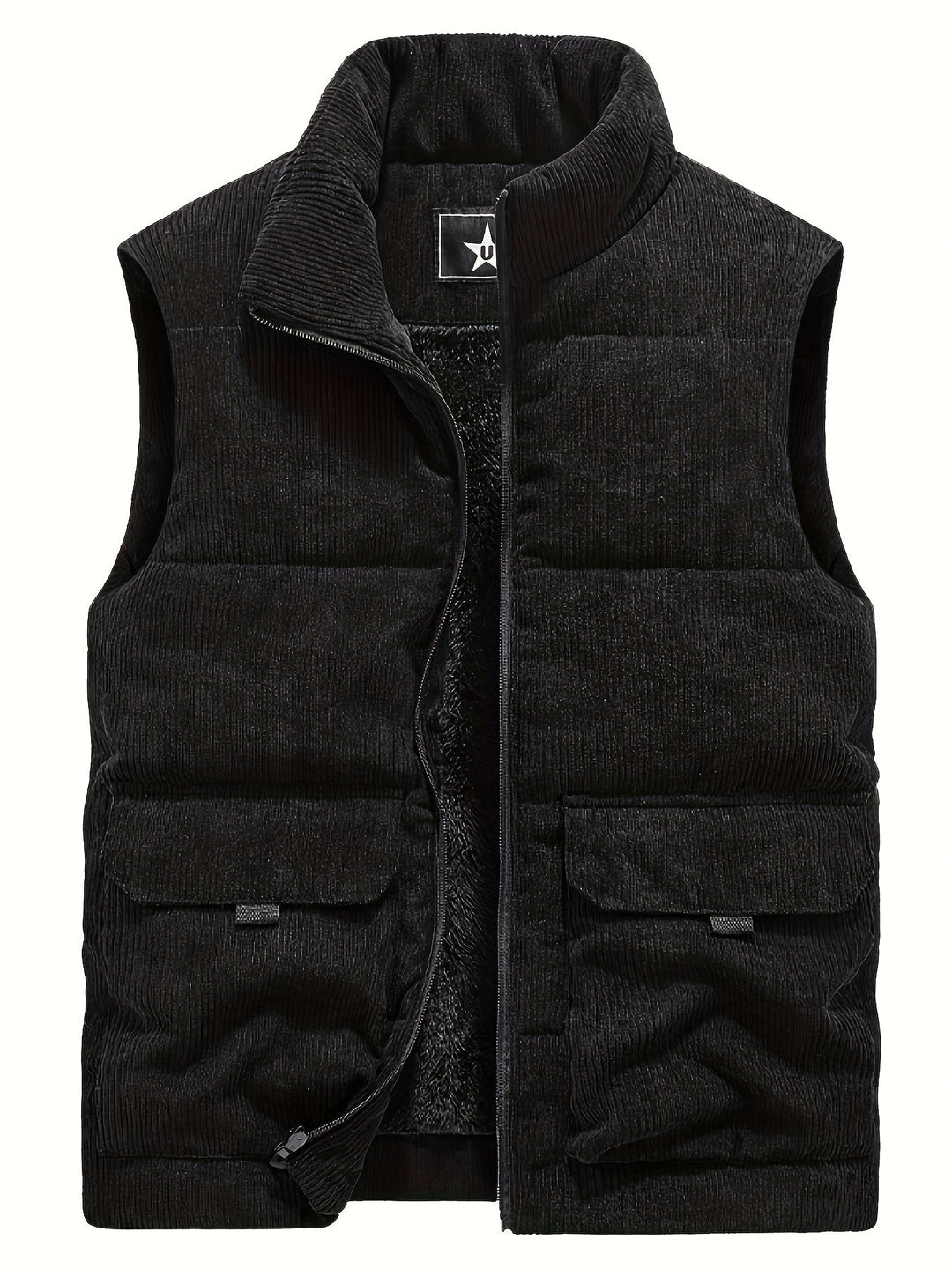Mann trägt lässige, gefütterte Herren Cord Steppweste mit Stehkragen. Perfekt für ein warmes Herbst-Outfit.