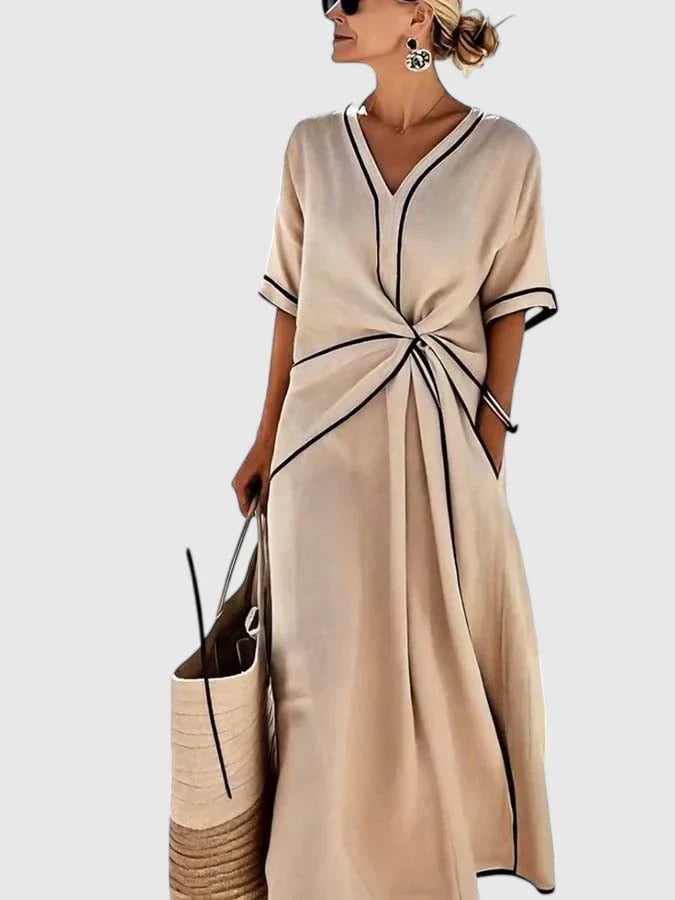 Modernes blaues Damenkleid mit Streifen, elegantes Freizeitkleid für warme Sommertage.
