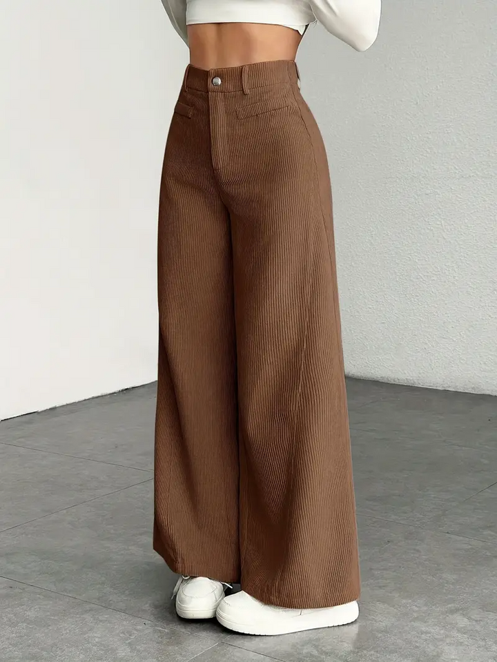 Modische Damenhose: hohe Taille, weites Bein. Ideal als stilvolle Freizeithose oder Business Casual Hose für Damen.
