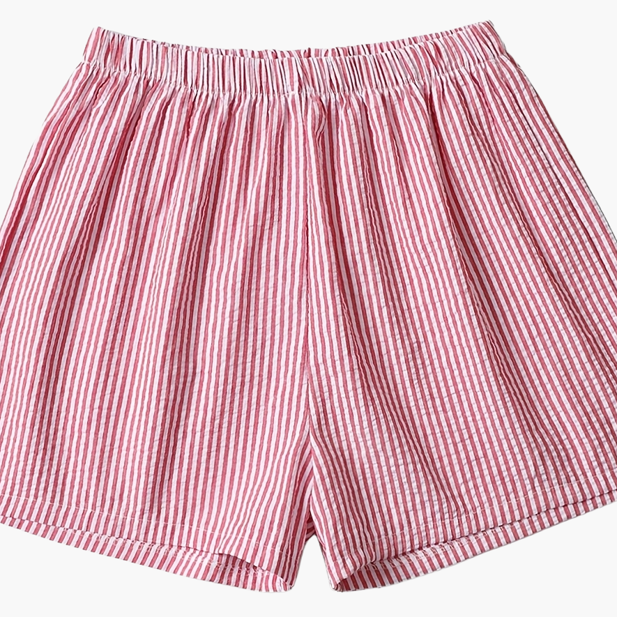 Damen Shorts, gestreift und kariert, ordentlich präsentiert. Elegante Sommer-Shorts für Freizeit-Looks.