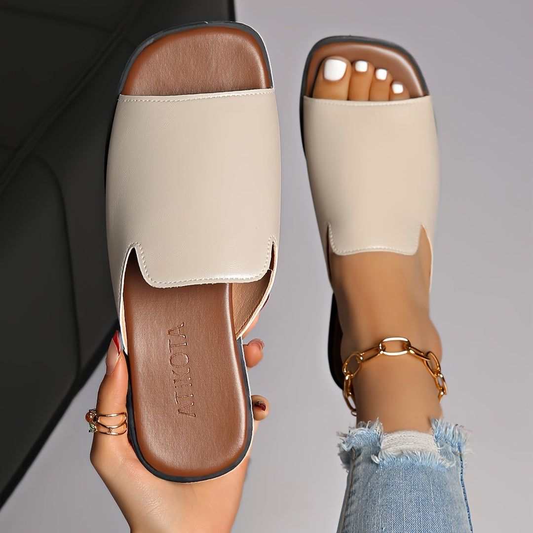 Elegante Slip-On Sandalen für Damen. Sommerschuhe mit eckiger Spitze und flacher Sohle.