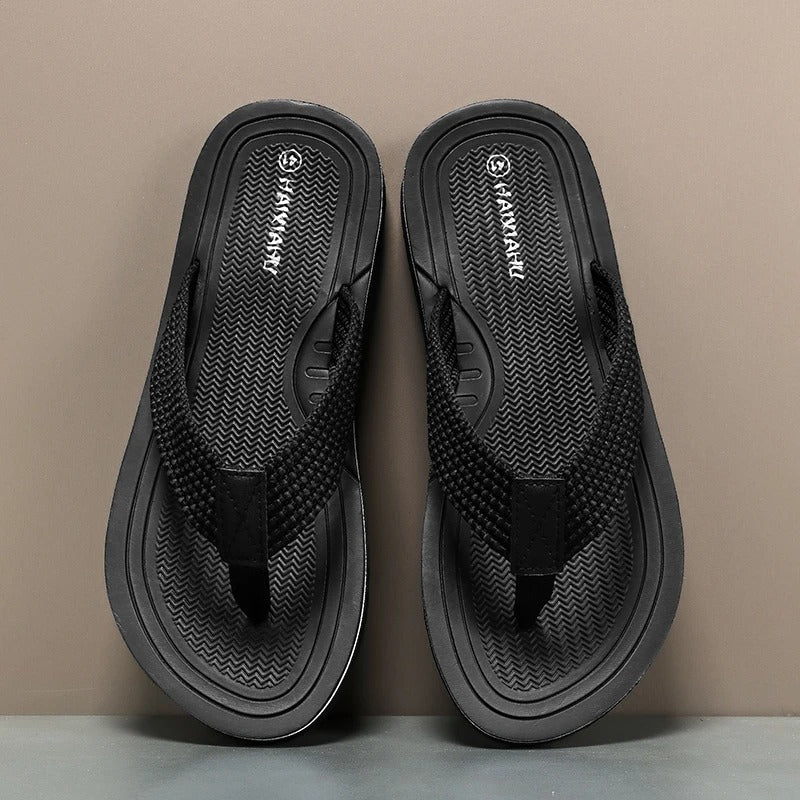 Nahaufnahme des Zehenstegs der Herren Zehentrenner. Ergonomisch geformte Sandalen für Männer.