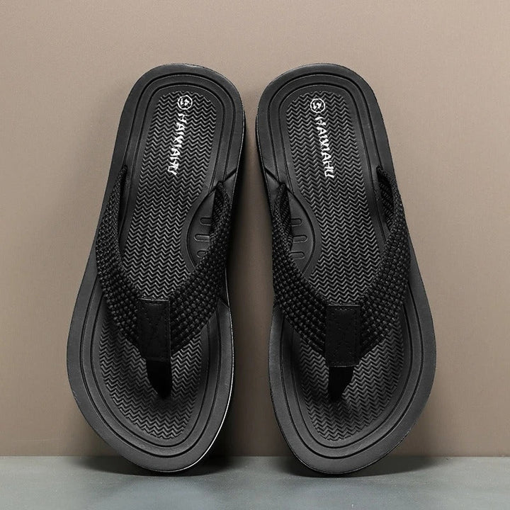 Nahaufnahme des Zehenstegs der Herren Zehentrenner. Ergonomisch geformte Sandalen für Männer.