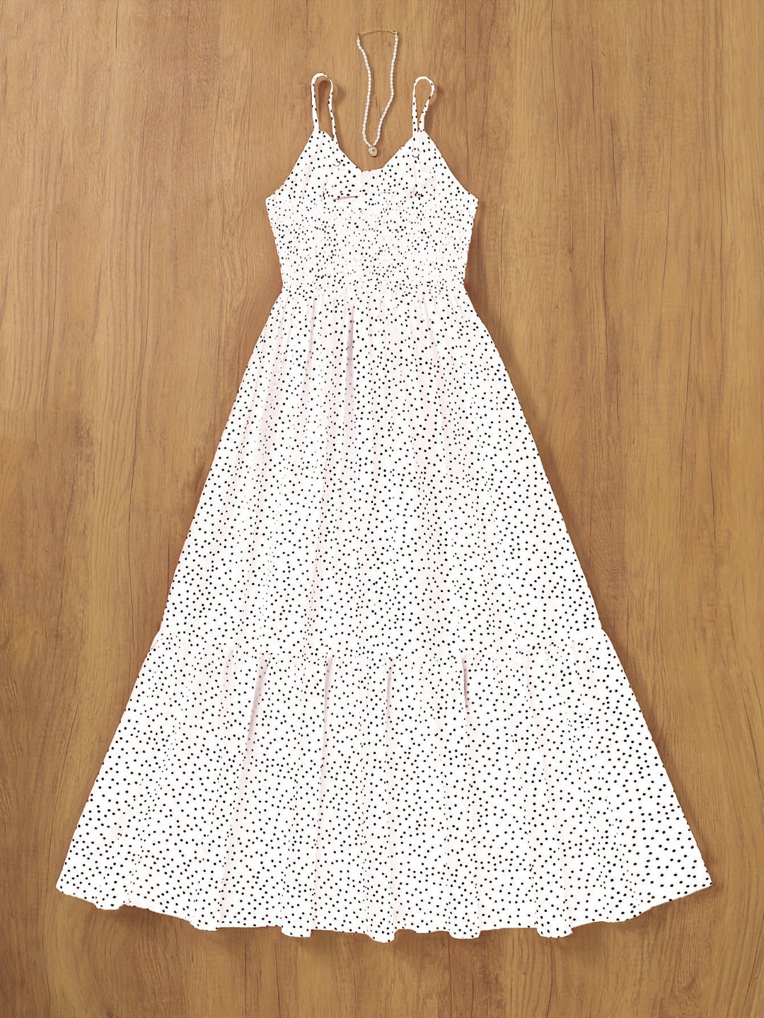 Vintage-Damenkleid in Beige mit Punkten, Volants und elegantem Herz-Ausschnitt, lang.