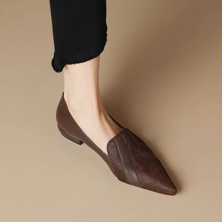Schlanke Damen-Slipper mit spitzer Zehe, eine elegante Wahl als vielseitige und bequeme Freizeitschuhe.