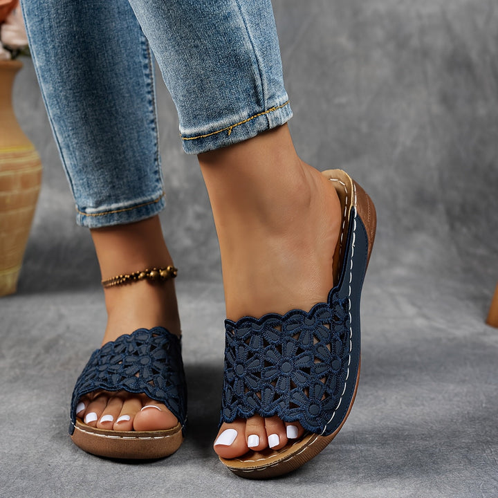 Rückansicht eleganter Damen Sandalen. Zeigt den mittelhohen Absatz und das bequeme Design der Sommerschuhe.
