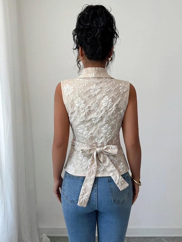 Leichtes, fließendes Aprikosen-Damen Top ärmellos mit sommerlichem Blumenmuster, perfekt für warme Tage.