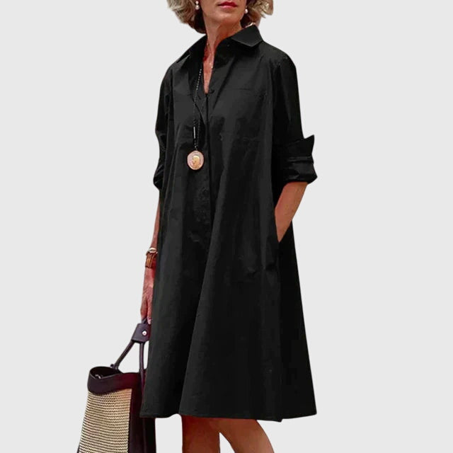Seitenansicht des bequemen Damen Freizeitkleides mit Taschen, zeigt fließenden Stoff und Passform.