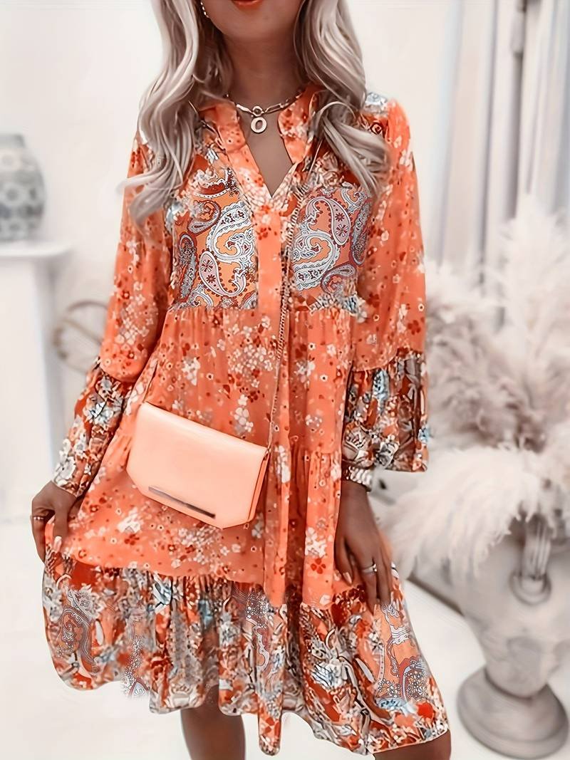 Feminines geblümtes Boho Midikleid für Damen. Mit V-Ausschnitt und Langarm. Ideal für lässige Eleganz.