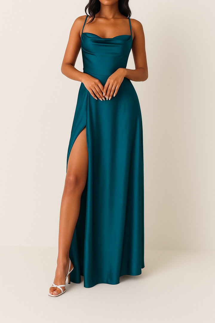 Luxuriöses ärmelloses Seiden-Maxikleid Serena für Damen, lang und glamourös mit hohem Schlitz, als Abendkleid.