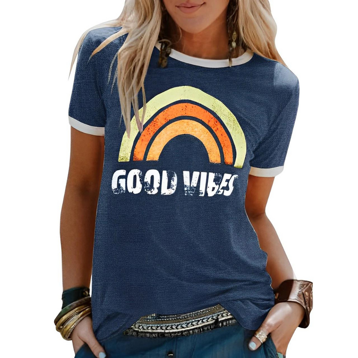 Damen T-Shirt, Regular Fit, mit farbenfrohem Regenbogenmuster, ideal für Freizeit und Sommer.