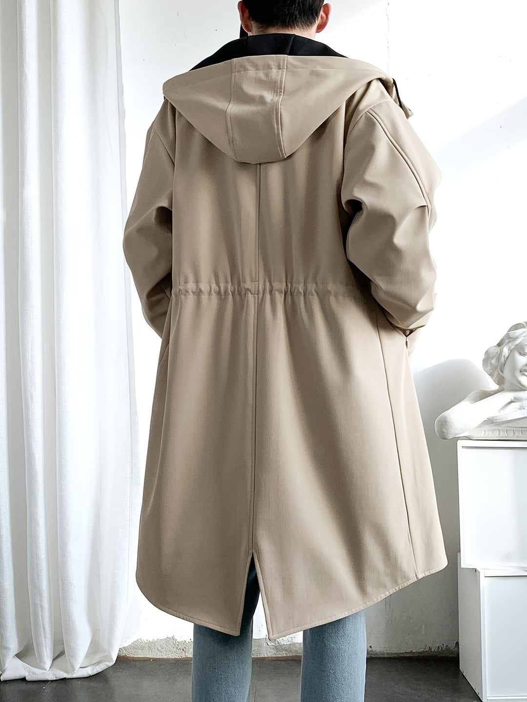 Langer Kapuzenmantel für Herren in Beige, vielseitige Freizeit-Oberbekleidung.
