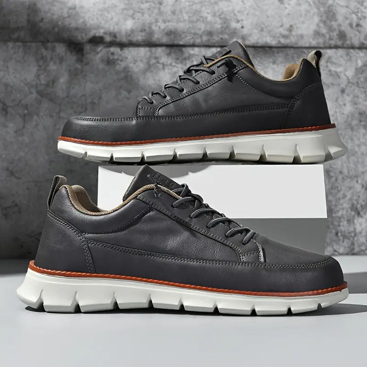 Ein Paar Herren Sneaker, orthopädisch, stilvoll und bequeme Komfortschuhe für jeden Tag.