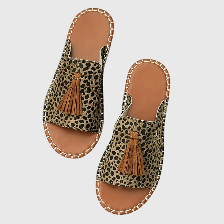 Praktische Damensandalen: strapazierfähig, flach und bequem, perfekte Sommerschuhe für heisse Tage.