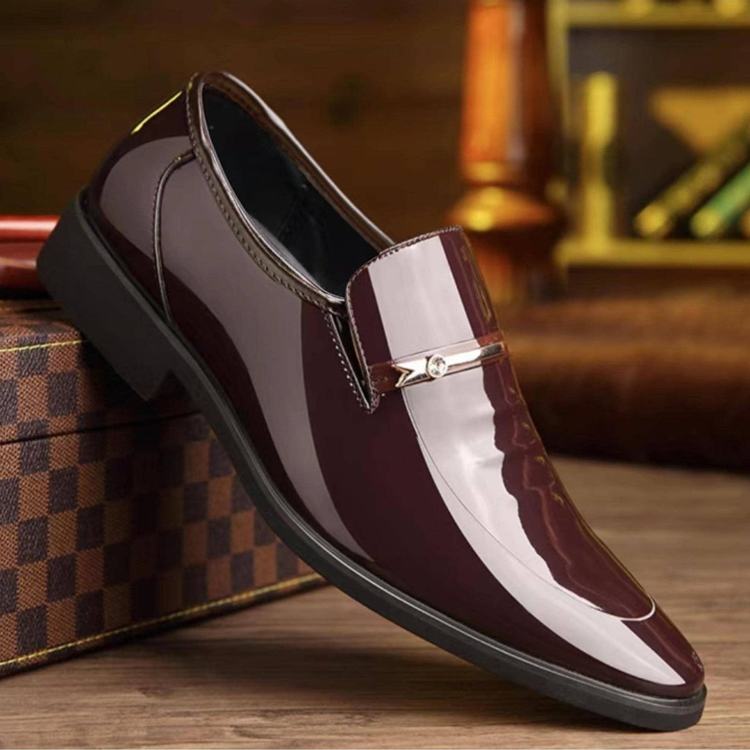 Klassische Business Slipper für Herren, komfortable Slip-On Lackschuhe, ideal für lange Tage im Büro.