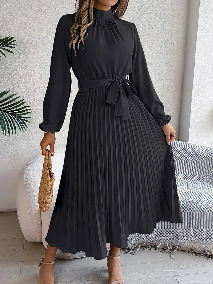 Festliches Damen Abendkleid, plissiert, mit Stehkragen und langen Ärmeln. Perfekt für die Gala.