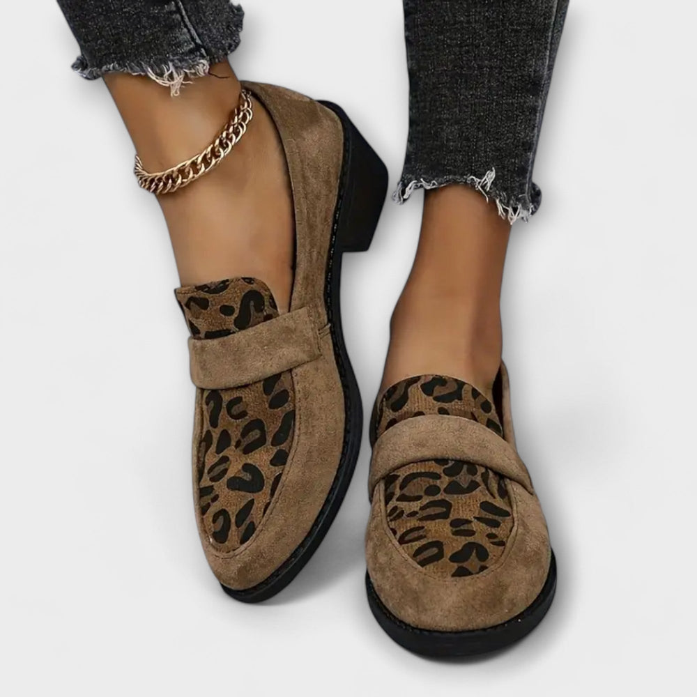 Bequeme Damen Loafer mit Leopardenmuster und rutschfester Sohle. Stilvolle Freizeitschuhe für modische Damen.