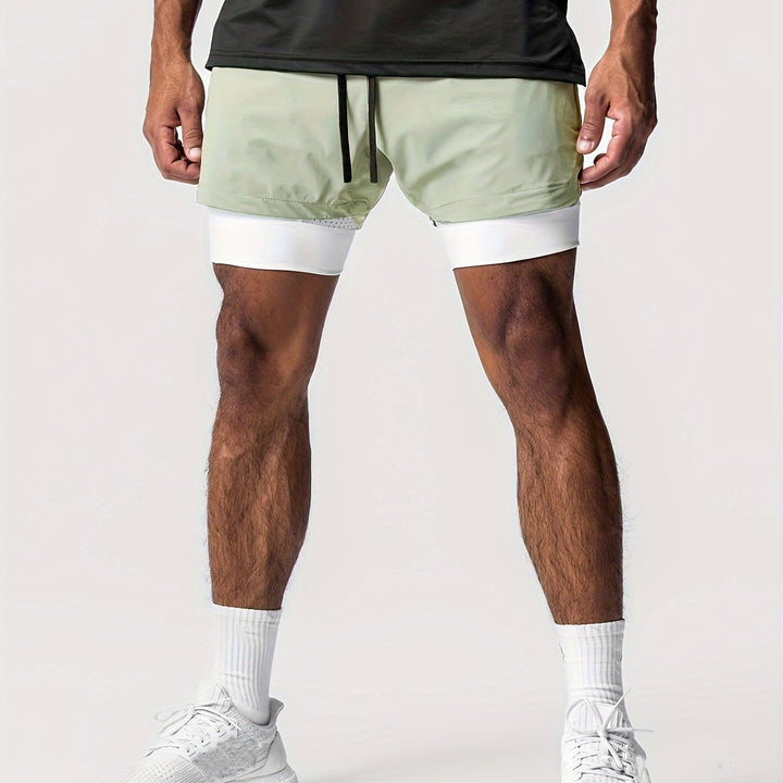 Schwarze Herren 2-in-1 Laufshorts, atmungsaktiv & schnelltrocknend für Sport.