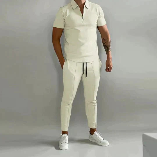 Mann trägt das bequeme Herren Leinen-Set "Adrian" mit Hemd und Hose, ideal für warme Sommertage.