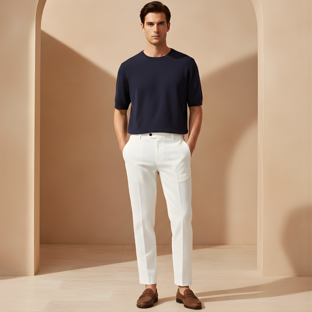 Weiße Herren Stoffhose, gerade geschnitten, elegant und bequem für sommerliche Anlässe.