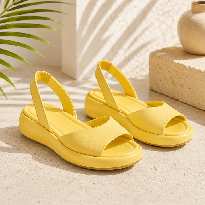 Trendige flache Sandalen für Damen, Slingback-Design, offene Spitze, ideal für sommerliche Outfits.