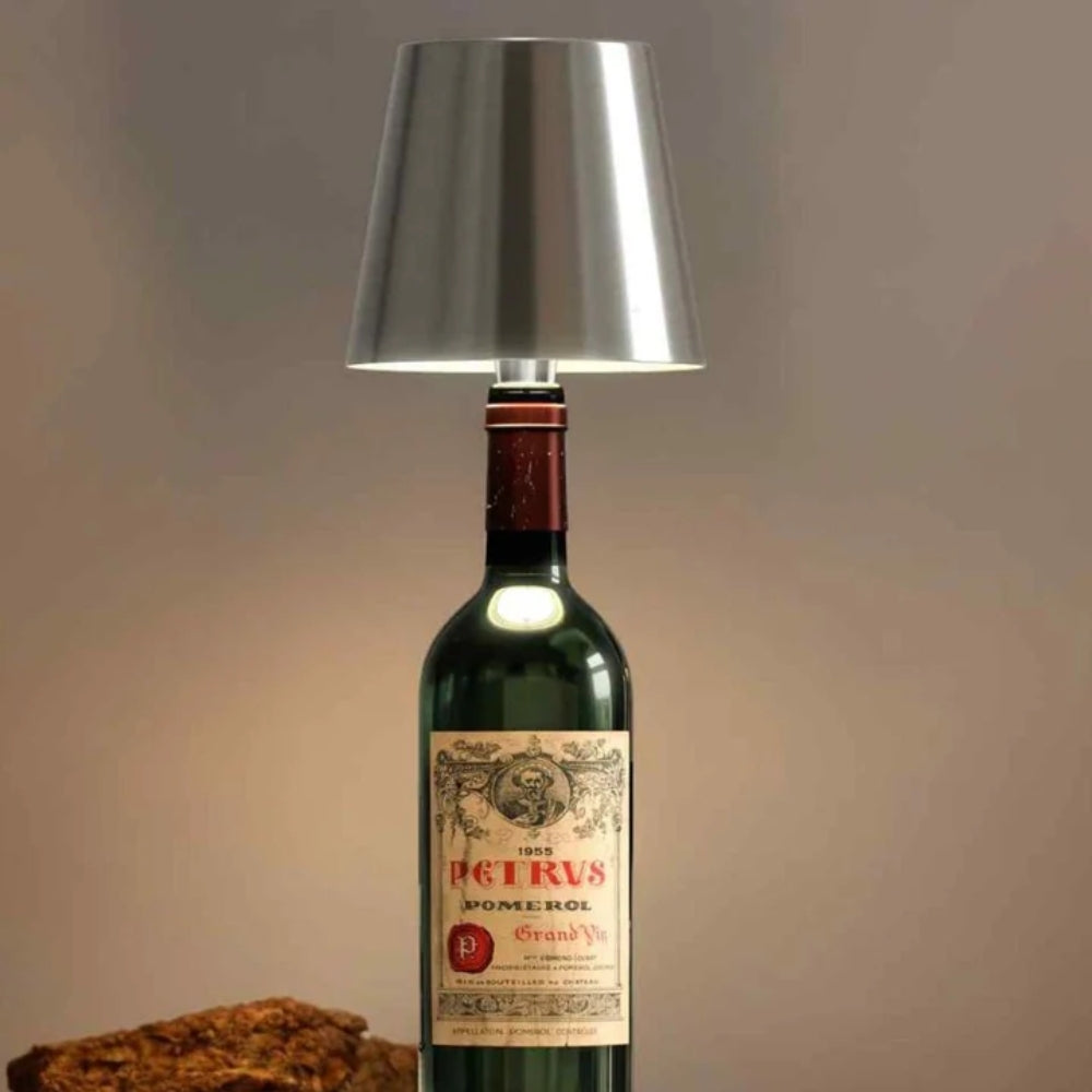 Umweltfreundliche LED Lampe mit Akku im Flaschenformat; perfekt als kabellose Tischleuchte.