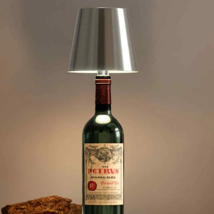 Umweltfreundliche LED Lampe mit Akku im Flaschenformat; perfekt als kabellose Tischleuchte.
