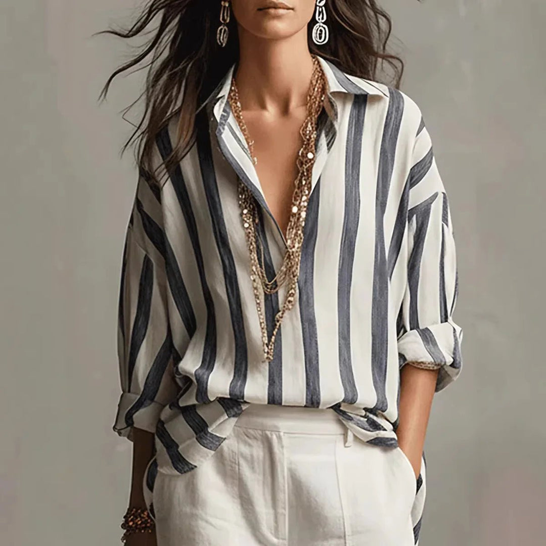 Elegante, gestreifte Damenbluse mit fließendem Stoff, ideal für Büro und Freizeit im Frühling und Sommer.