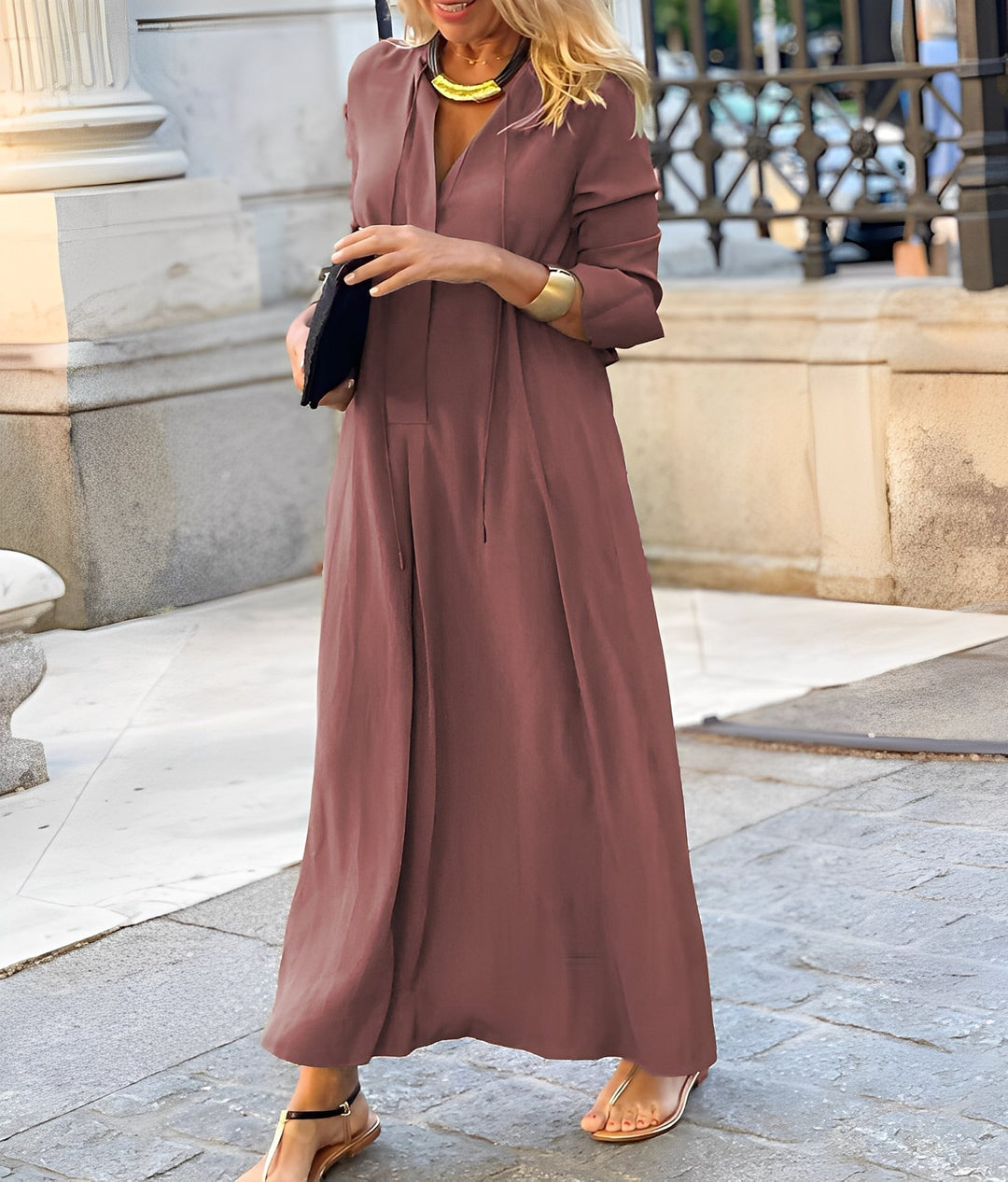 Weiches, fließendes Damenkleid, ein langes Maxikleid das Eleganz für Alltag und besondere Anlässe bietet.