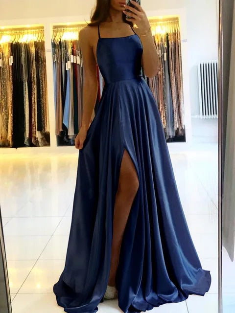Frau trägt das elegante, fließende Damen Maxikleid, vielseitig gestylt als Sommer-, Abend- oder Freizeitkleid.