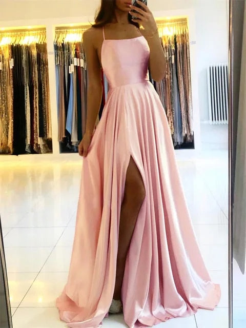 Nahaufnahme des leichten, fließenden Stoffs vom eleganten Damen Maxikleid, komfortabel für Sommer und Urlaub.