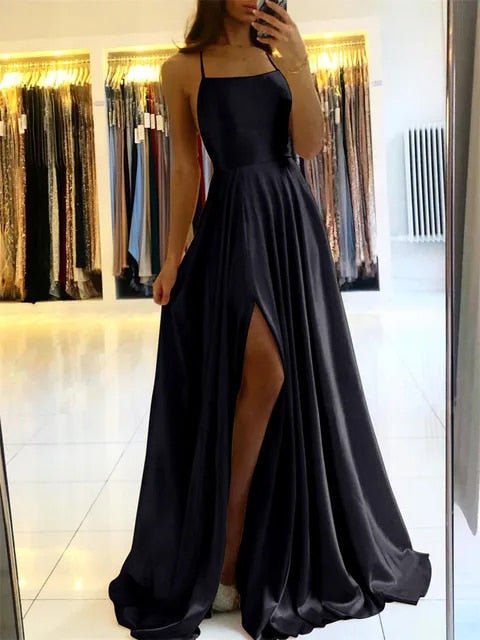 Seitenansicht des Damen Maxikleids mit hohem Seitenschlitz, der die Beine elegant betont. Ideal für Abend & Urlaub.