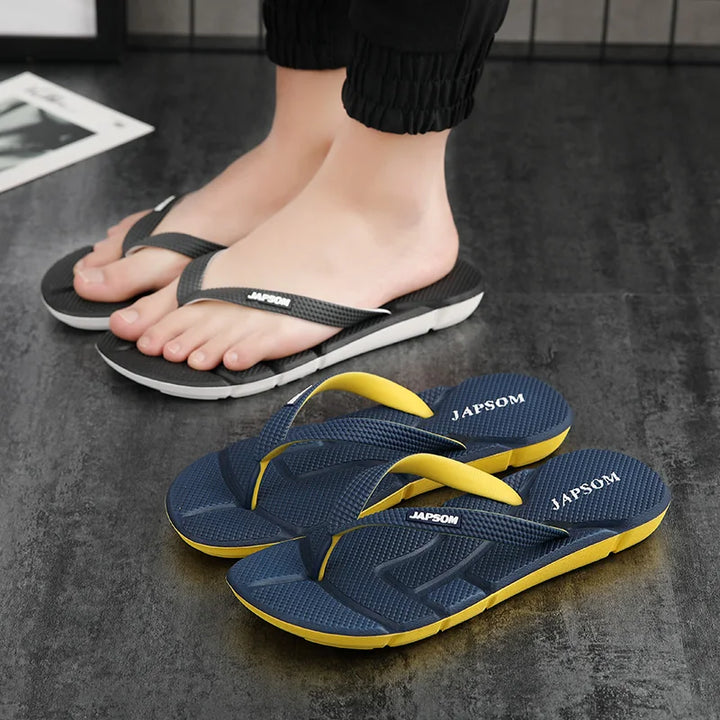 Rutschfeste Herren Flip-Flops mit spezieller Sohle für sicheren Halt, ideal für Pool und Alltag.