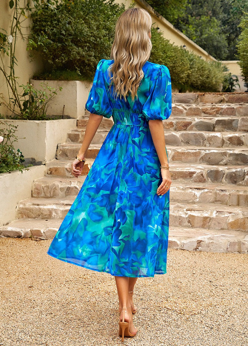 Farbenfrohes Damen-Freizeitkleid im Midischnitt mit elegantem V-Ausschnitt und ausgestellter A-Linie.