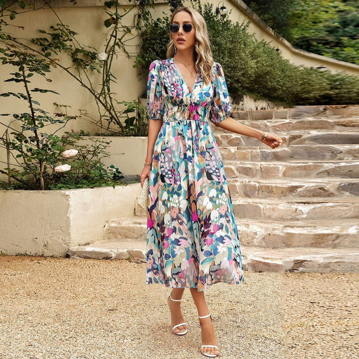 Elegantes Damen-Midikleid mit V-Ausschnitt und ausgestelltem Saum, ideal für Herbst und festliche Anlässe.