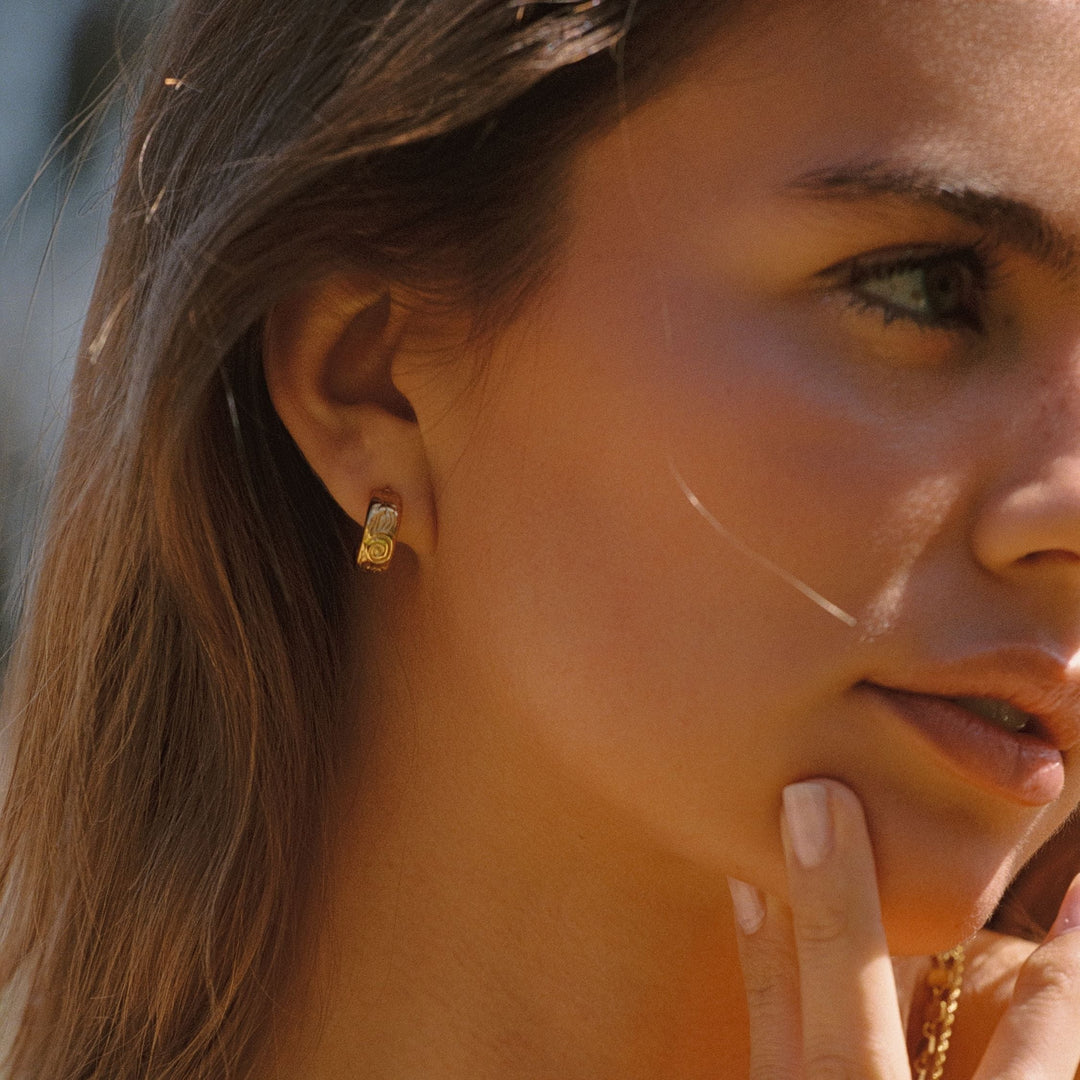 Goldene Damen Ohrringe, halboffene Creolen mit floralem Design. Wasserdicht & hypoallergen, PVD-beschichtet.
