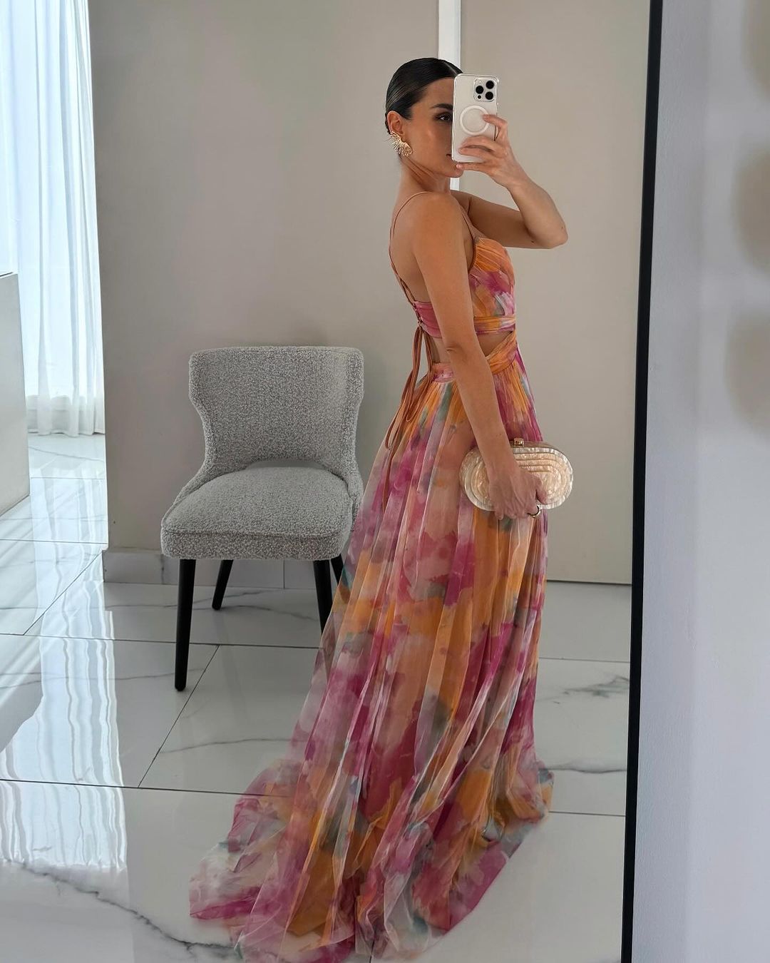 Nahaufnahme des floralen Musters auf einem eleganten Damen Maxikleid, ideal für Herbstfeste & Hochzeiten.