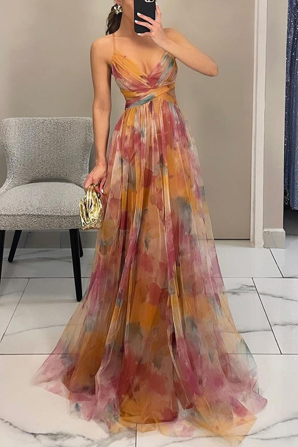 Model trägt ein langes, elegantes florales Maxikleid für Damen, perfekt für Hochzeiten & Herbst-Anlässe.