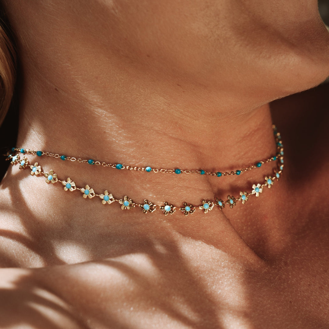 Elegante Damen Daisy Blumen Choker Halskette in Gold, perfekt für den Sommer und wasserdichte Anlässe.
