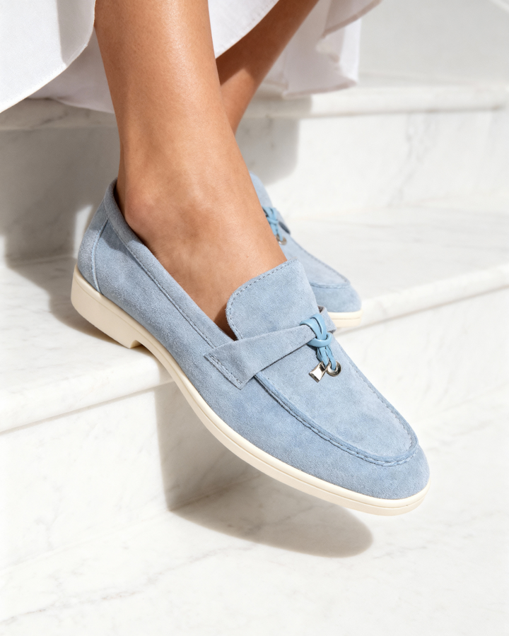 Klassische schwarze Damen Loafer mit feiner Steppnaht und bequemer Passform.